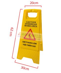 Biến báo chú ý đang làm vệ sinh trên cao