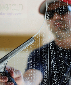 Gat-sach-nuoc-ban-tren-kinh